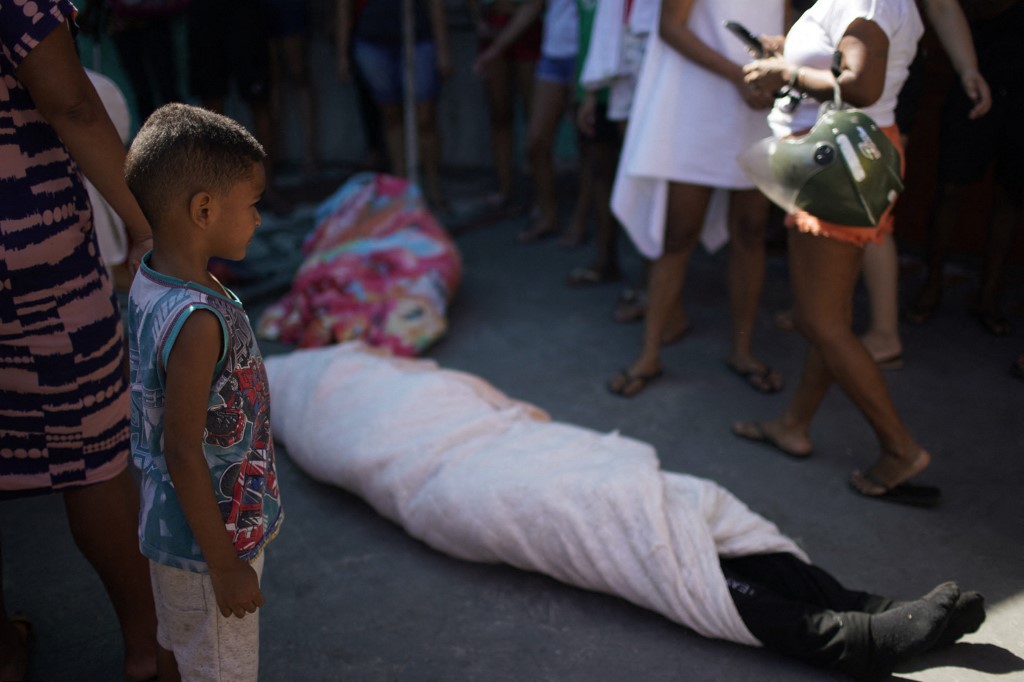 Operação no morro do Alemão deixa mortos e feridos 