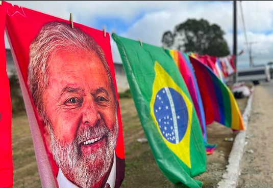 Grupos se formam na frente da Arena e outros chegam para participar do evento com Lula