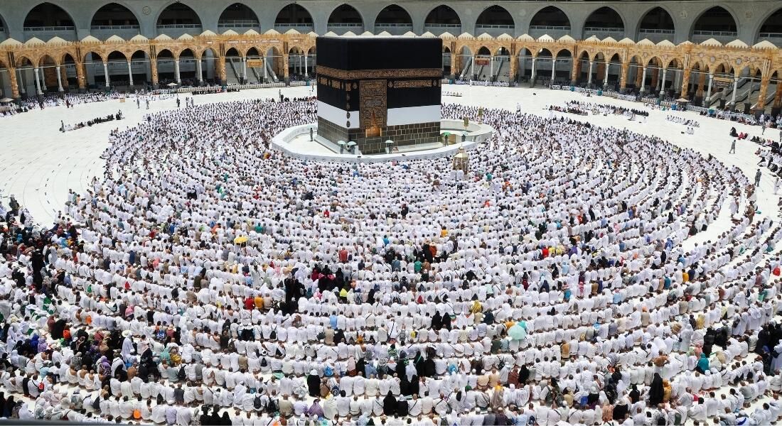 Fiéis realizam o hajj, que consiste em uma série de rituais ao longo de cinco dias 