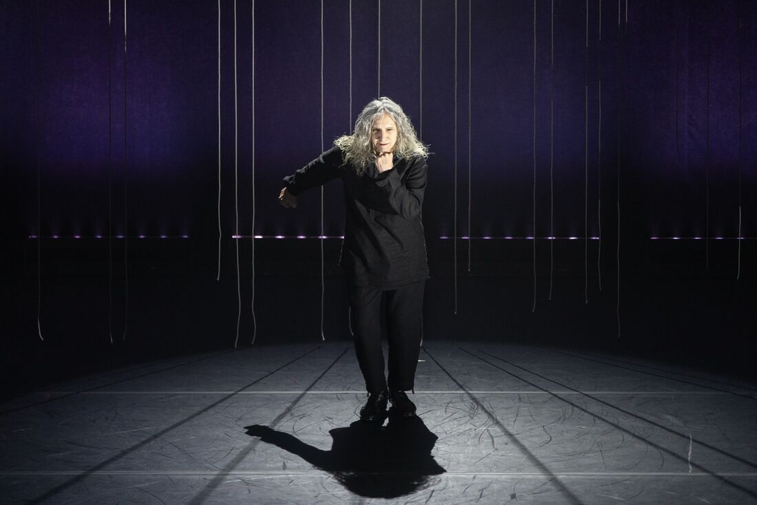 No espetáculo, Denise Stoklos performa textos de Clarice Lispector