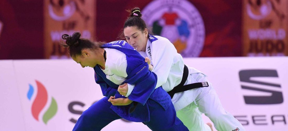 Mayra (de branco) conquistou o bronze no Grand Slam de Budapeste