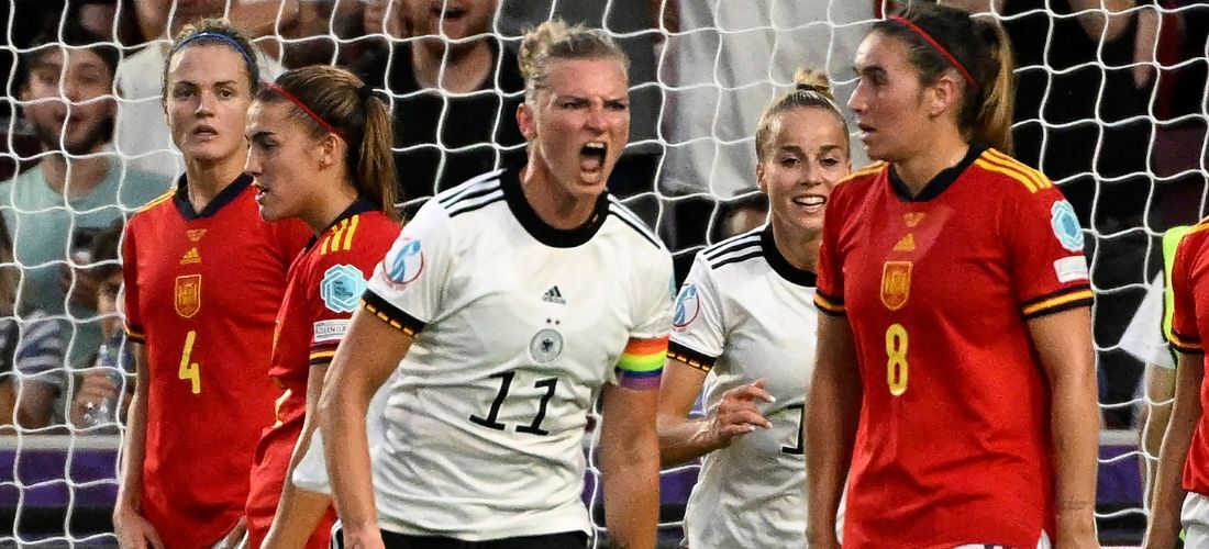 Alexandra Popp celebra o segundo gol da Alemanha