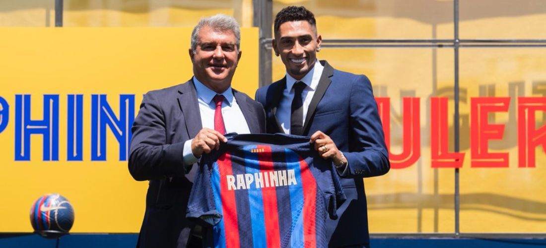 Raphinha (dir.) foi oficialmente apresentado pelo Barcelona