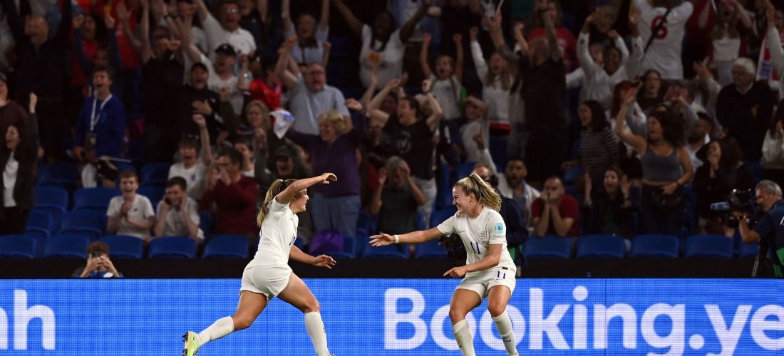 Georgia Stanway (esq.) celebra o gol da vitória das 'Lionesses' contra a Espanha