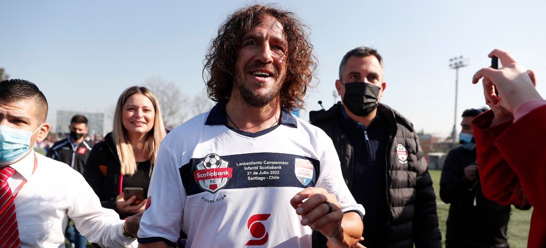 Carles Puyol em evento no Chile, onde jogou com garotos e garotas de uma comunidade de Santiago