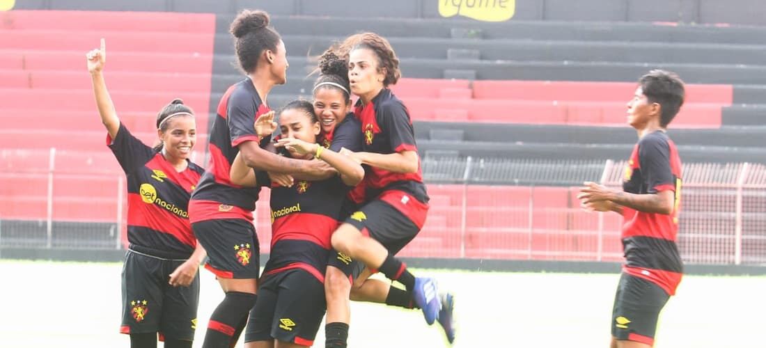 Jogadoras do Sport comemorando gol na partida contra o VF4