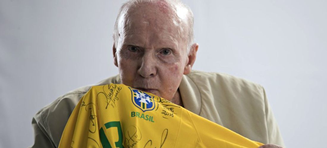 Zagallo posa com a camisa da seleção