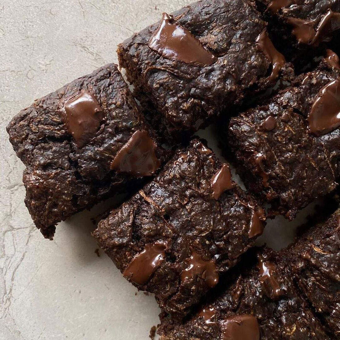 Parece um brownie tradicional, mas é adaptado dietas restritivas