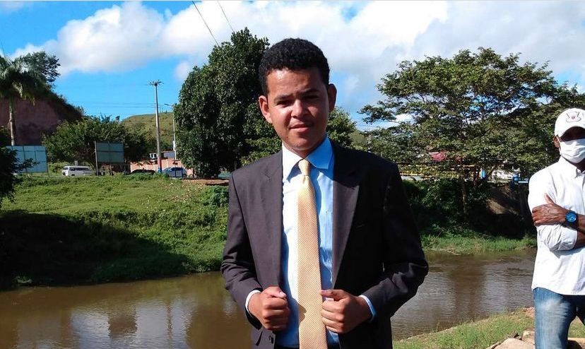 Alex Fernando da Silva, de 20 anos, está desaparecido após sofrer choque enquanto tentava atravessar via alagada, em Jaqueira