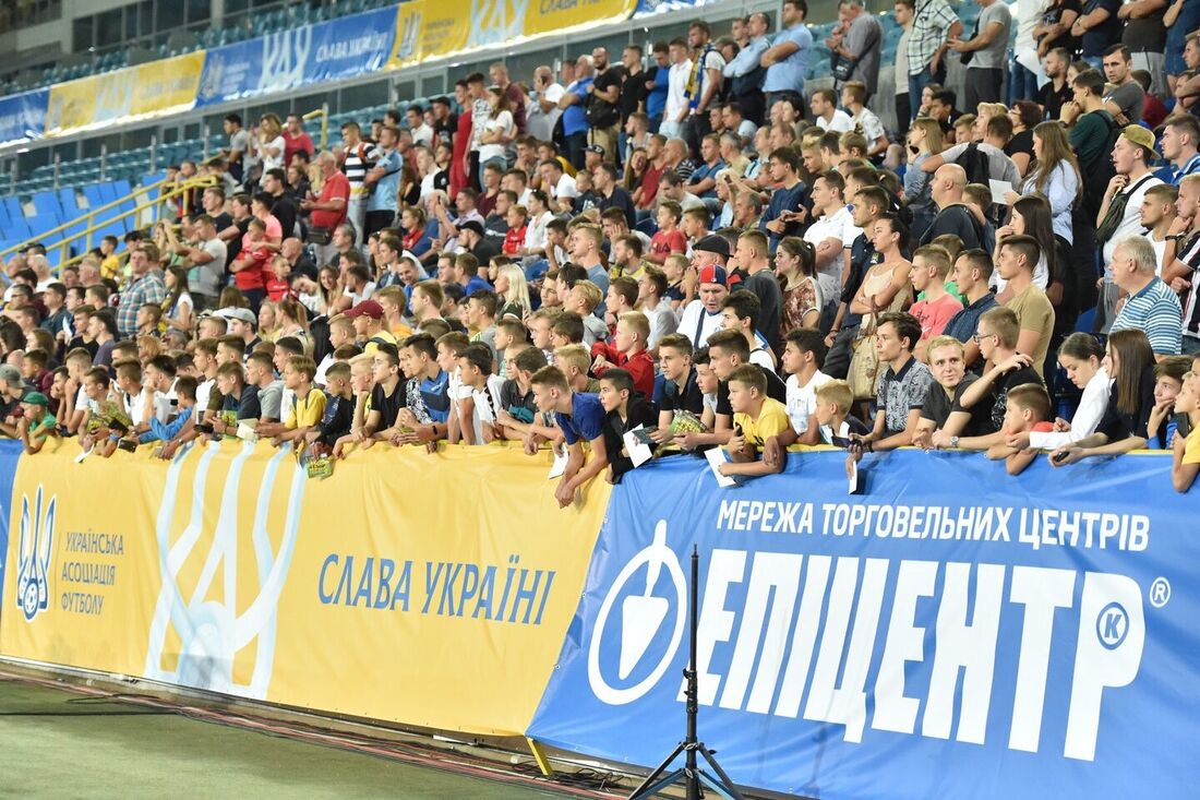 Torcida acompanhando treino aberto da Seleção da Ucrânia