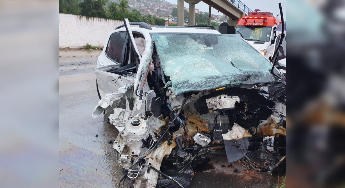 Parte dianteira do carro ficou toda destruída