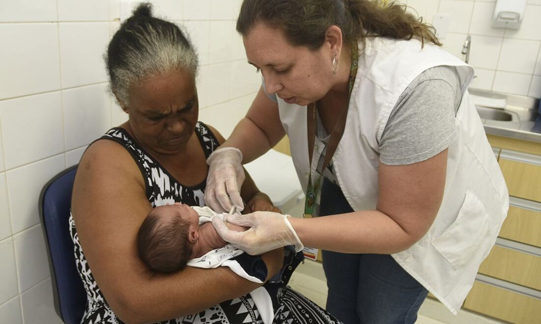 A vacina protege, principalmente, contra a tuberculose miliar, que ocorre quando o bacilo entra na corrente sanguínea e chega a todos os órgãos, com risco de meningite