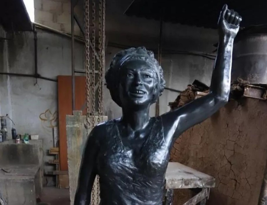 Centro do Rio ganha estátua de Marielle esculpida pelo pai do humorista Gregório Duvivier