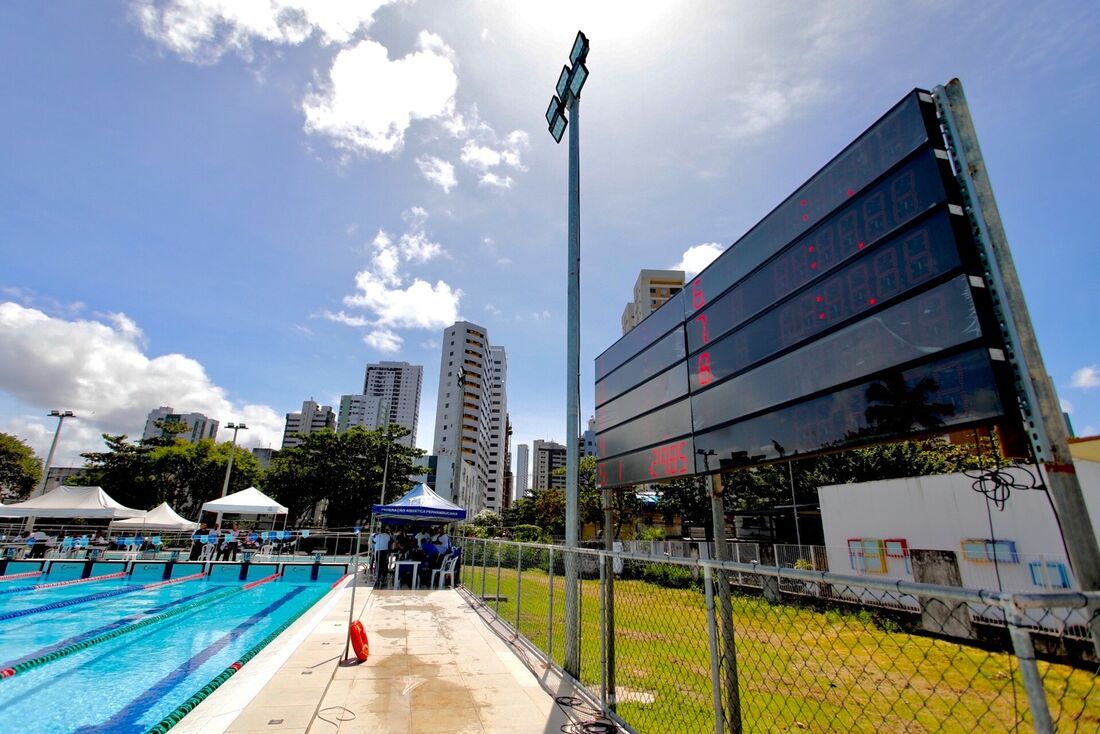 Placar eletrônico do Parque Aquático do Centro Esportivo Santos Dumont, no Recife