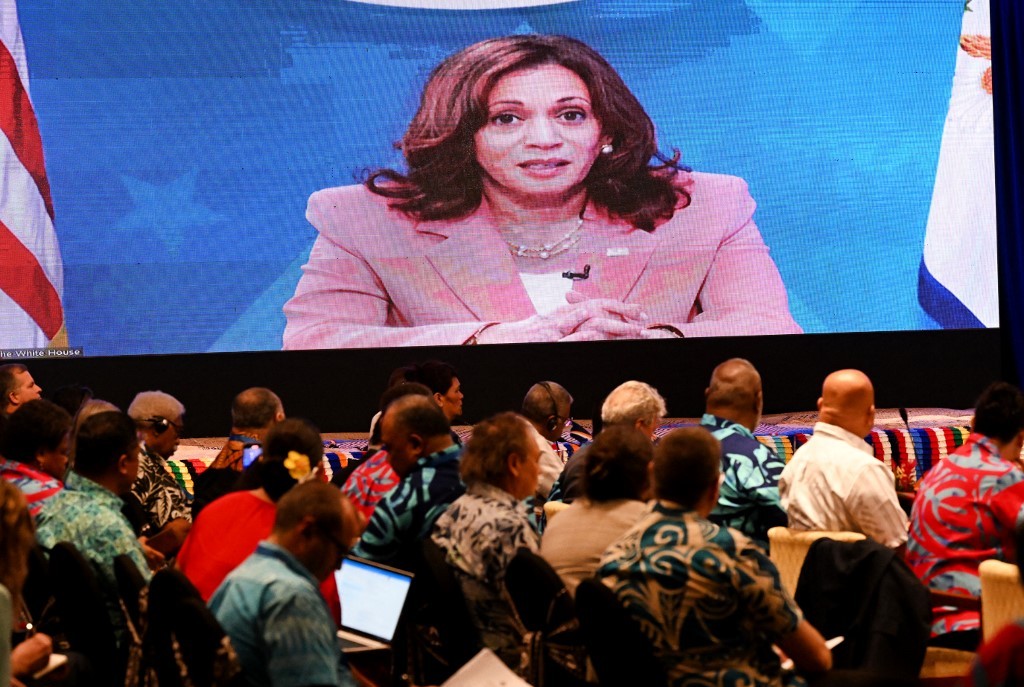 Kamala Harris fala, por videoconferência, no encontro