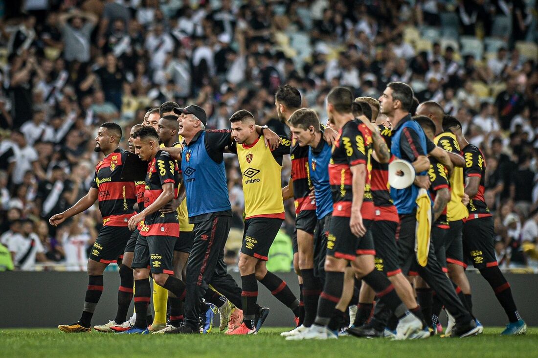 Lisca e jogadores após o empate com o Vasco no Maracanã