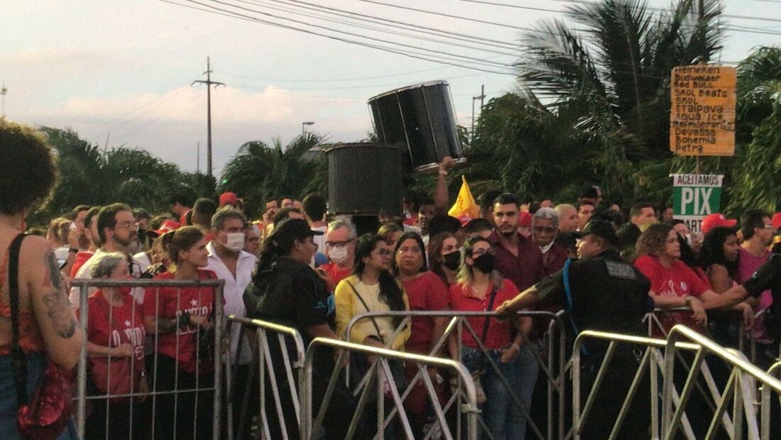 Muita gente não pôde entrar porque o espaço atingiu capacidade máxima