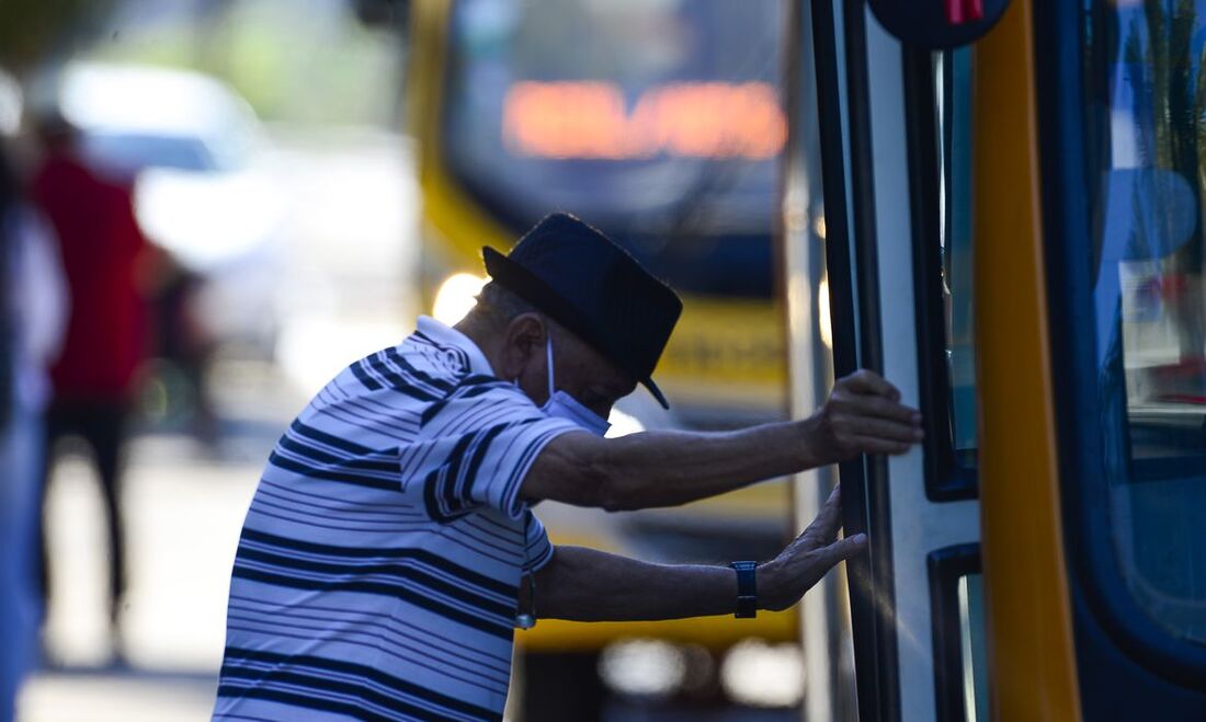 O Brasil registrou, em 24 horas, 41,7 mil novos casos da doença e 244 óbitos