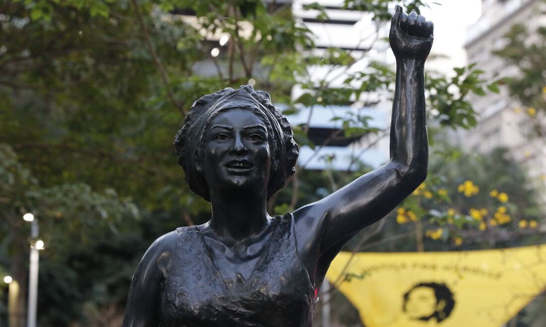 A estátua de Marielle Franco está localizada na A Praça Mário Lago, no centro do Rio de Janeiro 