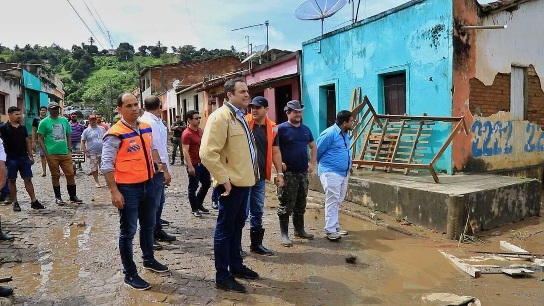 Governador Paulo Câmara, durante visita ao município de São Benedito do Sul, cidade mais atingida pelas chuvas da última semana