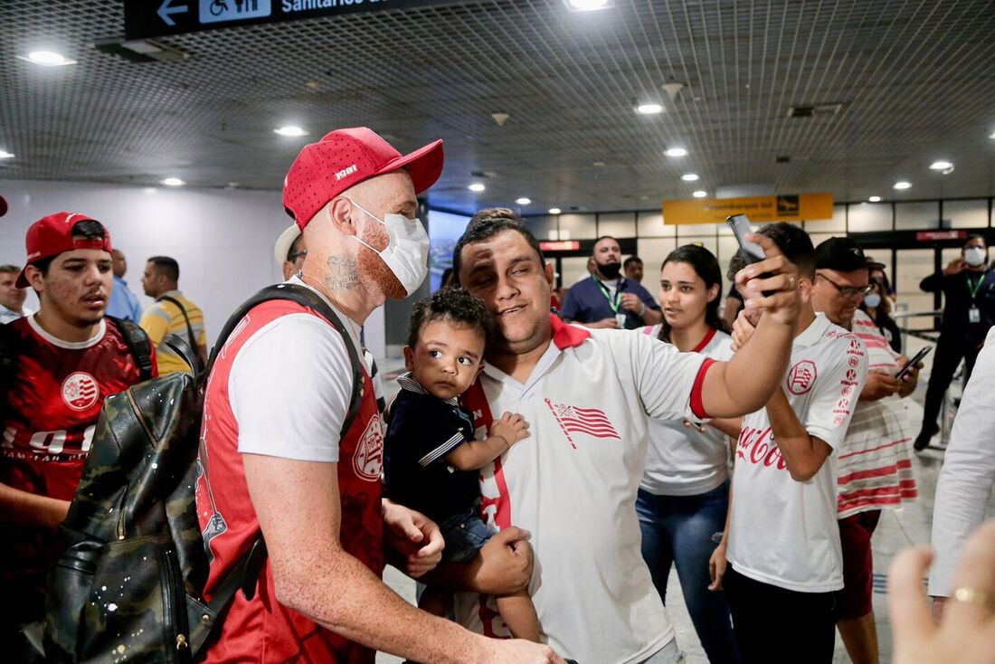 Souza chega ao Recife para assinar com o Náutico