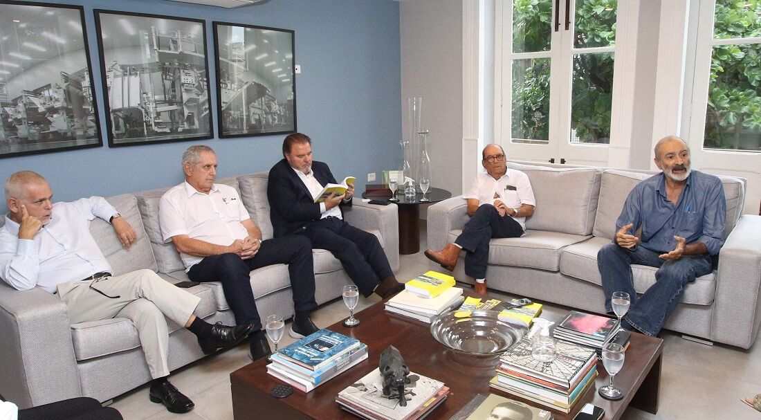 Marcos Aurélio e Benon Barreto, autores do livro, acompanhados do empresário José Ranulfo, são recebidos pelo presidente do Grupo EQM, Eduardo de Queiroz Monteiro, e diretoria da Folha de Pernambuco