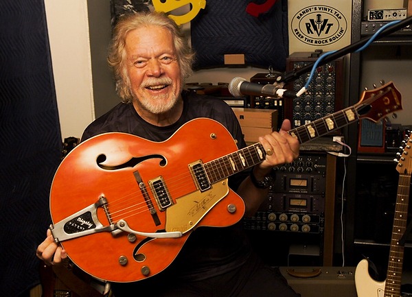 Randy Bachman com sua guitarra recuperada depois de quase meio século