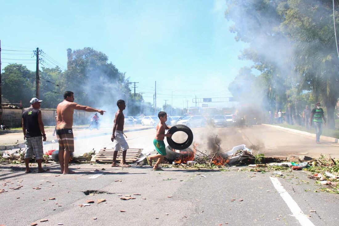 Protesto na av. Agamenon Magalhães