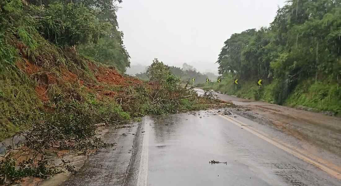 Trecho e rodovia em Saloá, no Agreste, ficou parcialmente interditado 