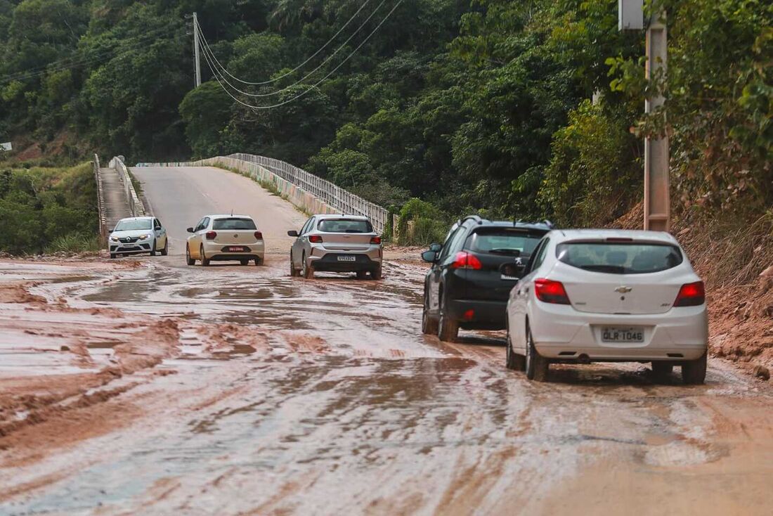 Deslizamento de barreira próximo a ponto sobre o rio Ariquindá, em Tamandaré