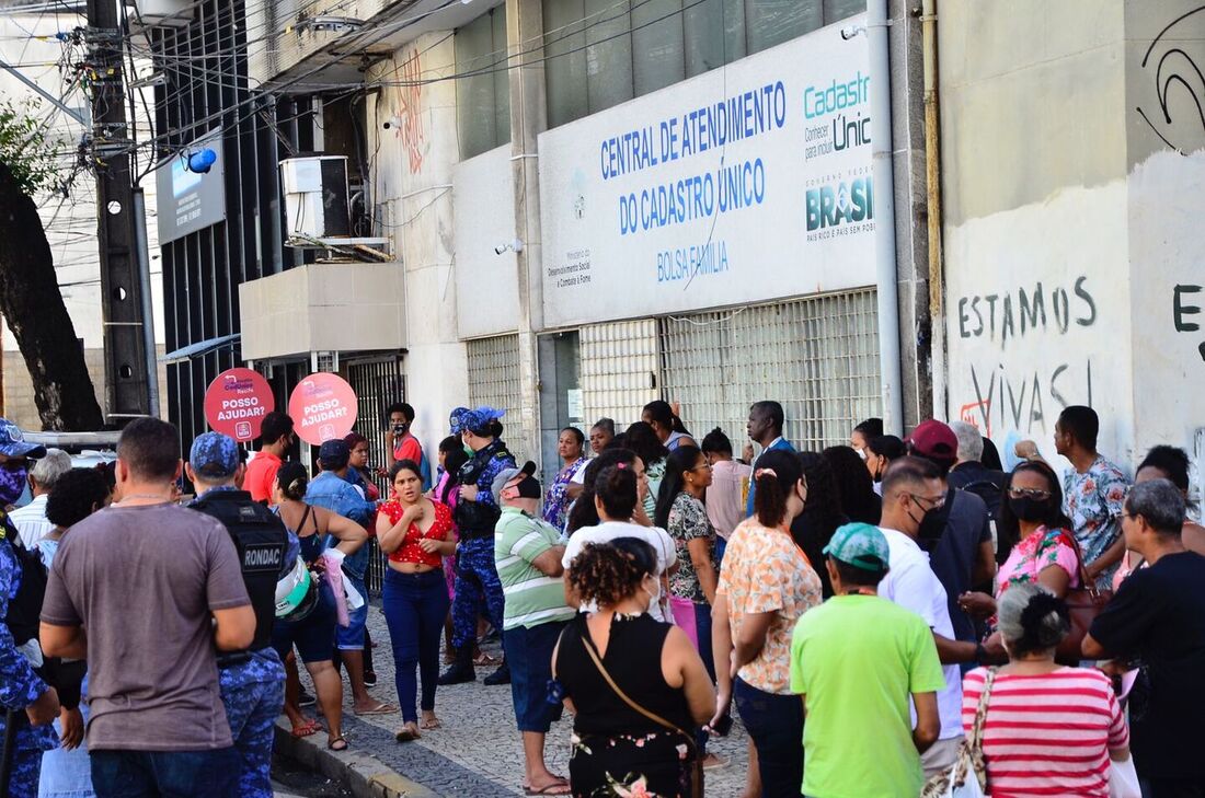 Fila na Central do CadÚnico