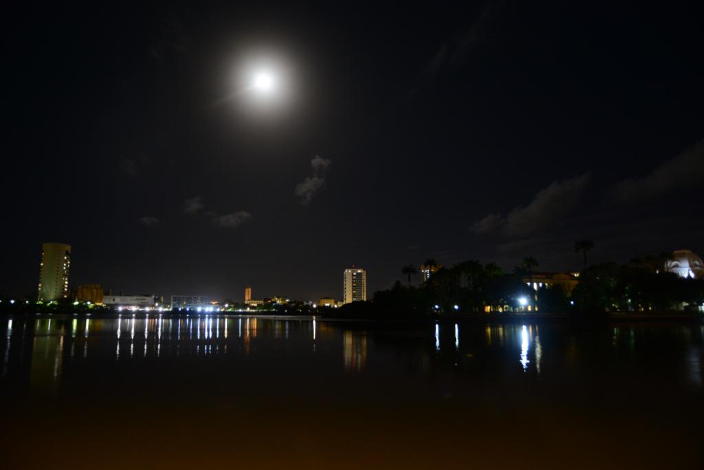 Lua dos Cervos vista da Rua da Aurora, no Centro do Recife