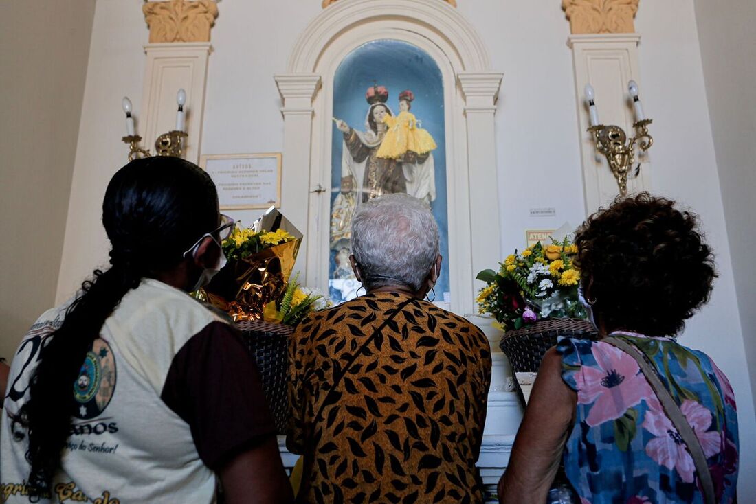 Devotas prestam homenagens à Nossa Senhora do Carmo
