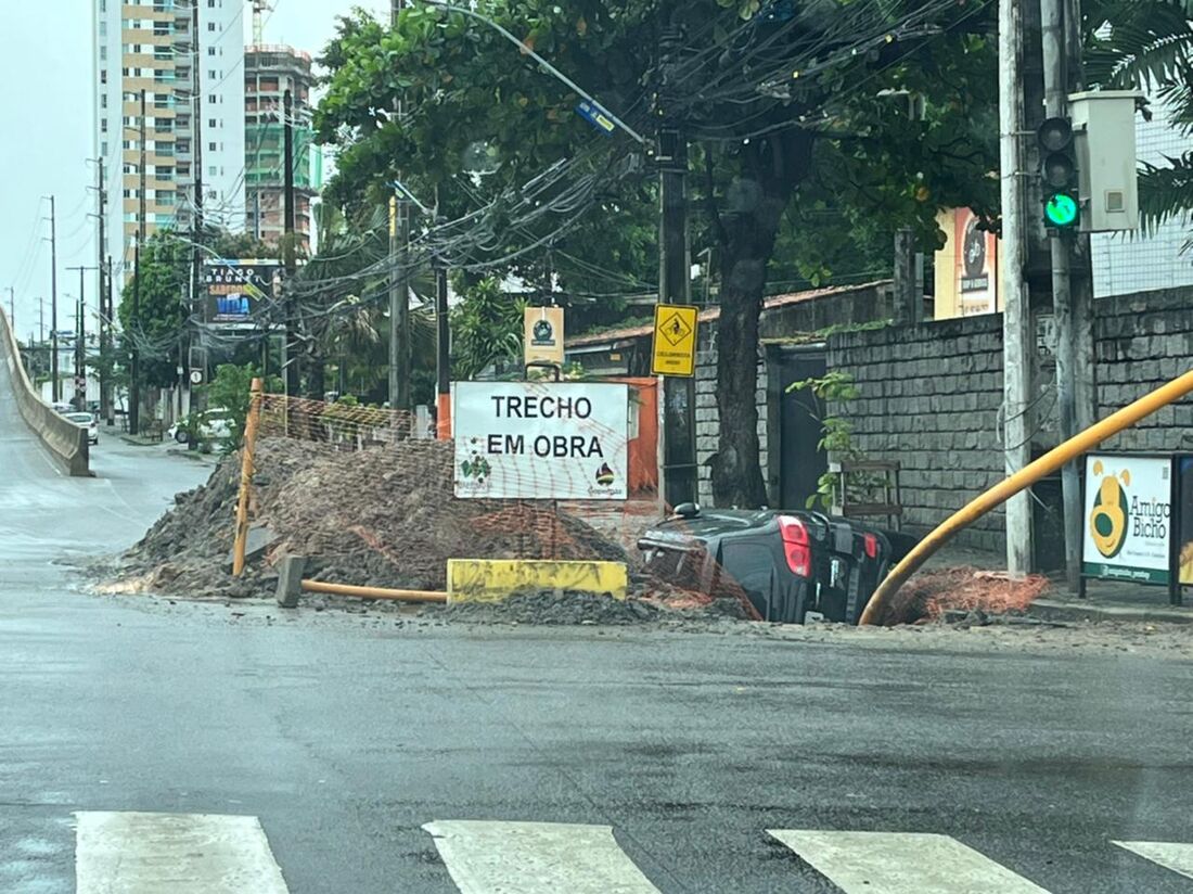 Carro cai em buraco aberto para obras no Recife