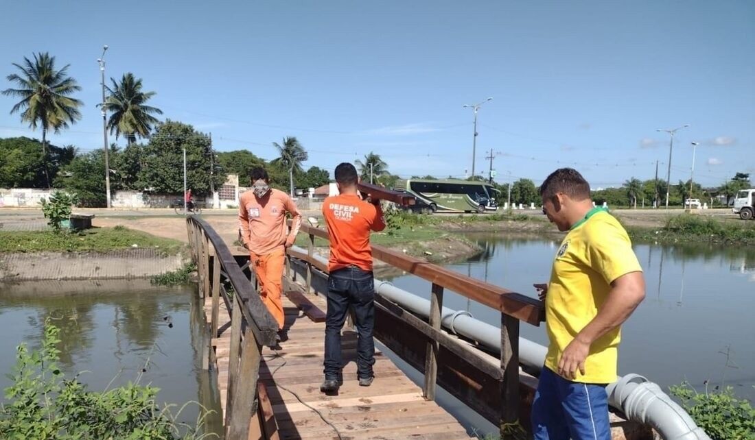 Reeducandos trabalhando na reconstrução de pontes em Olinda 