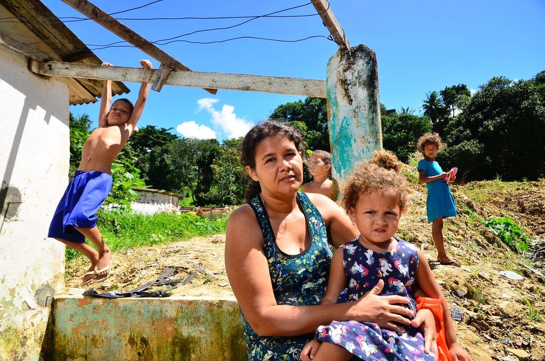 Mãe de cinco filhos, Edna Maria Sobral perdeu a casa após deslizamento de barreira 