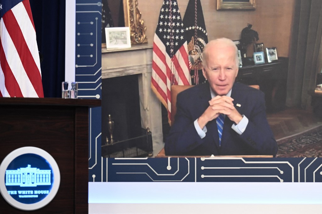 O presidente dos EUA, Joe Biden, fala virtualmente durante uma reunião com CEOs e líderes trabalhistas, no South Court Auditorium do Eisenhower Executive Office Building, ao lado da Casa Branca, em Washington, DC