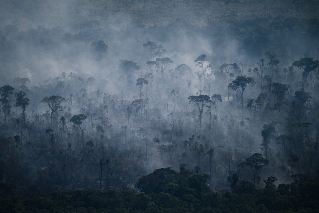 Foto aérea divulgada pelo Greenpeace mostrando fumaça saindo de um incêndio na floresta amazônica no município de Apuí, estado do Amazonas, Brasil, em 27 de julho de 2022