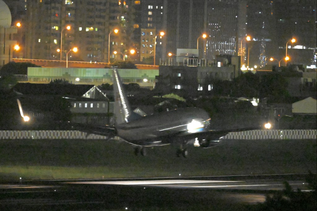 Uma aeronave militar dos EUA com a presidente da Câmara dos EUA, Nancy Pelosi, a bordo, pousa no aeroporto de Songshan, em Taipei, em 2 de agosto de 2022