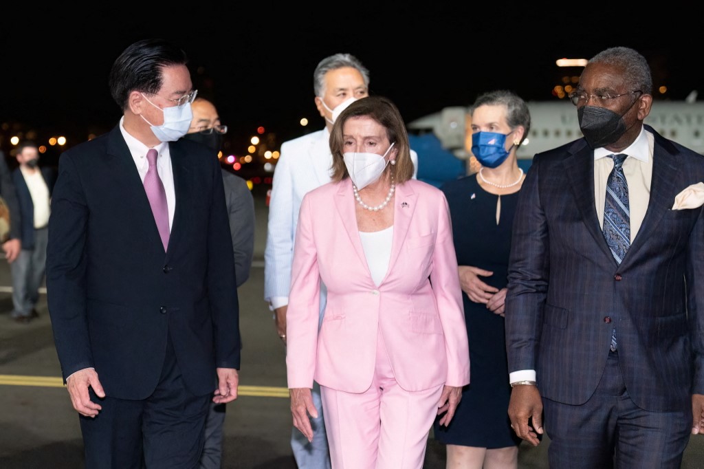 O ministro das Relações Exteriores de Taiwan, Joseph Wu, recebe a presidente da Câmara dos Deputados dos EUA, Nancy Pelosi, após sua chegada ao aeroporto de Sungshan, em Taipei