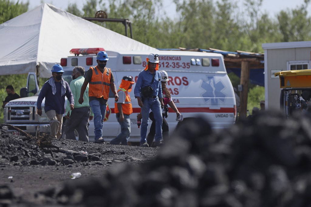 Equipe de resgate trabalha na mina de carvão onde 10 mineiros ficaram presos ontem após um colapso, na área de Agujita, município de Sabinas, estado de Coahuila, México, em 4 de agosto de 2022