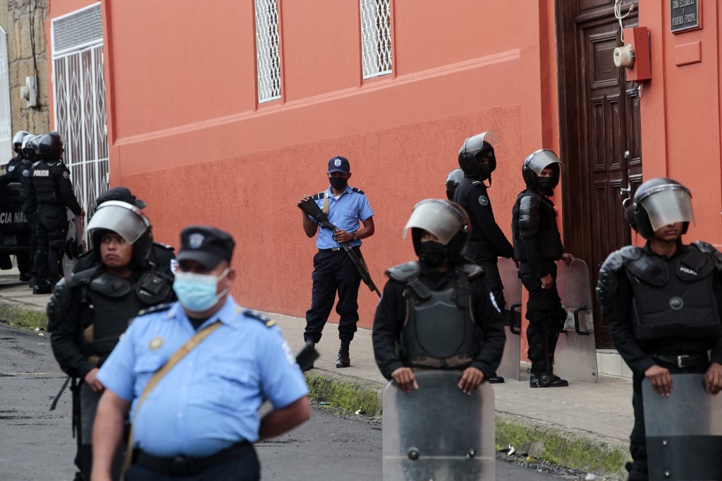 Policiais e tropa de choque bloqueiam a entrada principal da Cúria Arcebispo de Matagalpa impedindo a saída de Monsenhor Rolando Alvarez, em Matagalpa, Nicarágua