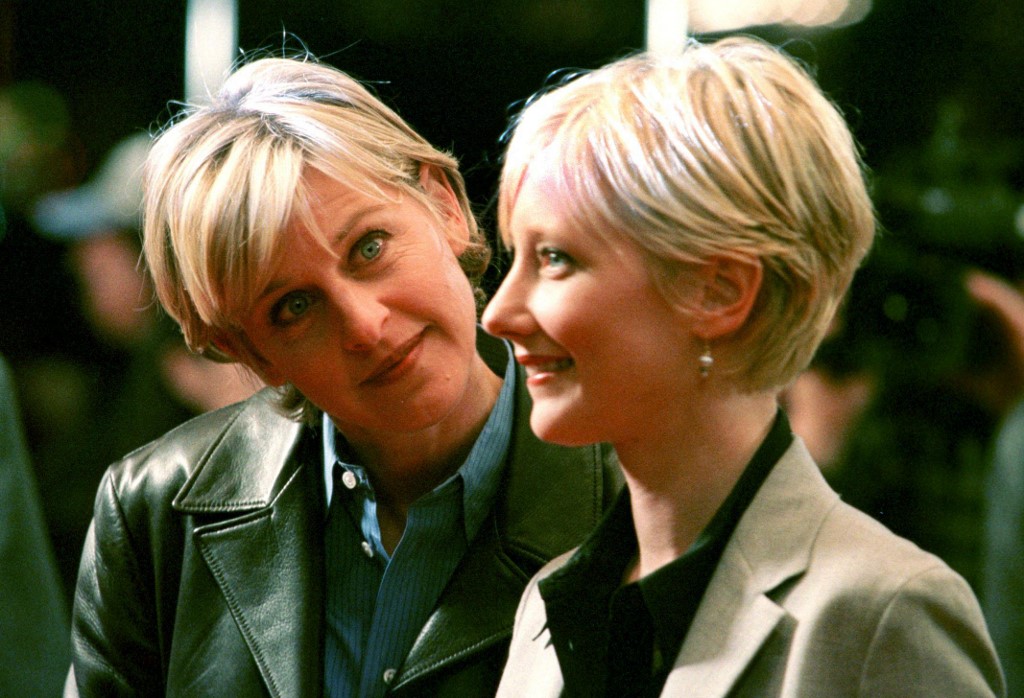 A atriz de televisão americana Ellen Degeneres (esquerda) e atriz Anne Heche (direita) em 1998