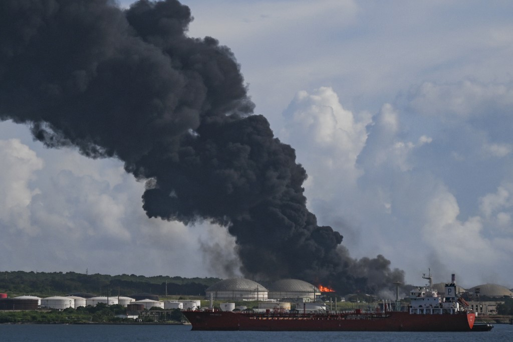 Incêndio de grandes proporções em tanques de petróleo, em Cuba