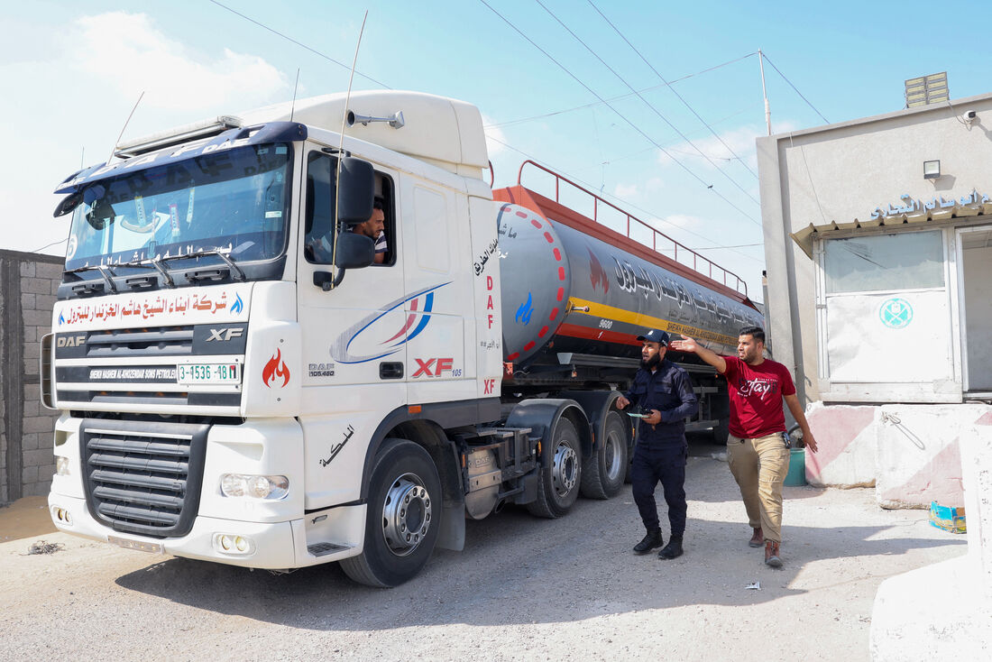 Caminhões-tanque entrando pela passagem de fronteira de Kerem Shalom, no sul do território palestino, que está sob bloqueio israelense há mais de 15 anos