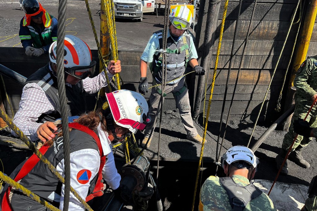 Dez trabalhadores ficaram presos após desabamento em uma mina no norte do México