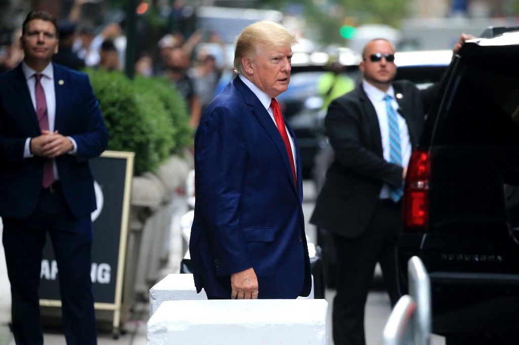 O ex-presidente dos EUA, Donald Trump, caminha até um veículo do lado de fora da Trump Tower, em Nova York, em 10 de agosto de 2022