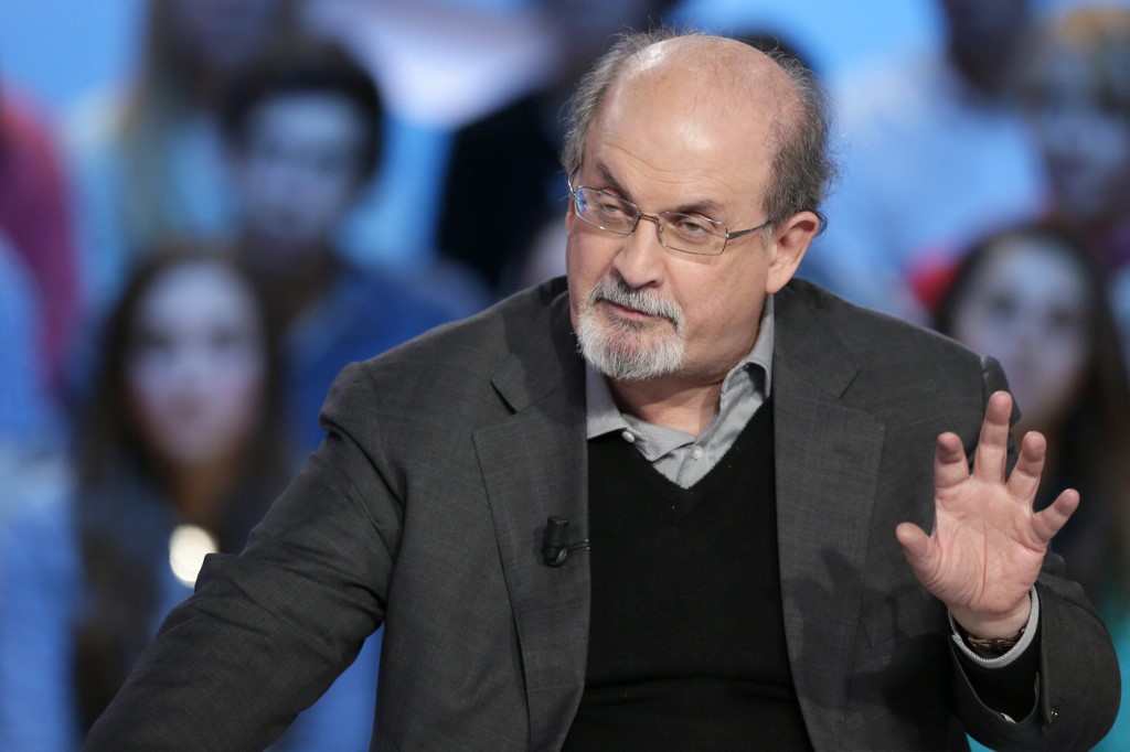 Personalidades literárias se solidarizam com Rushdie em evento em Nova York  - Folha PE