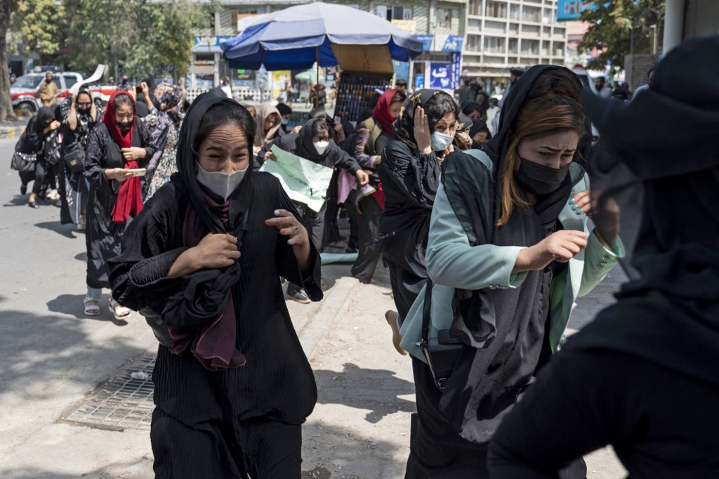 Combatentes do Talibã espancaram manifestantes e dispararam para o ar no sábado, enquanto dispersavam violentamente um raro comício na capital afegã, dias antes do primeiro aniversário do retorno dos islamistas radicais ao poder