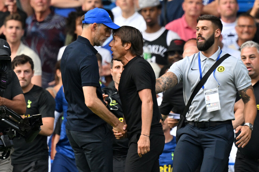 Técnico do Chelsea, Thomas Tuchel, e treinador do Tottenham, Antonio Conte, apertam as mãos "agressivamente" em conflito que rendeu a expulsão no empate do último domingo